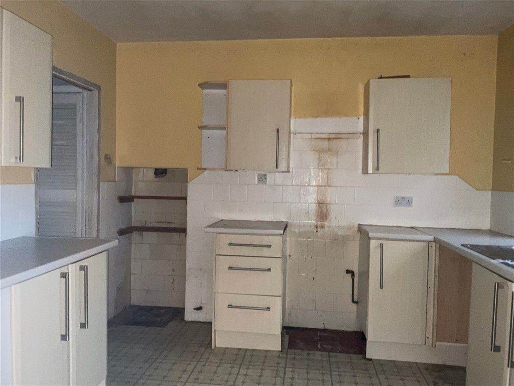 Property photo 2 of 6 Kitchen