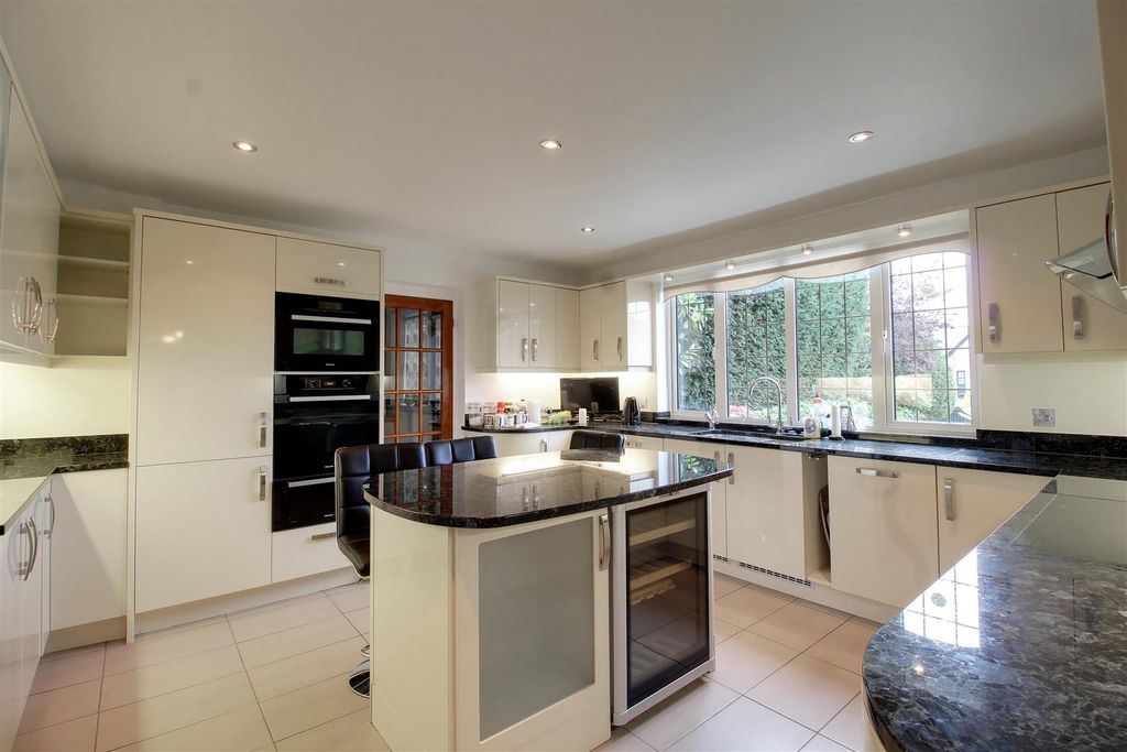 Additional image 9 of 4 bed detached house for saleBrookmans Avenue, Brookmans Park AL9