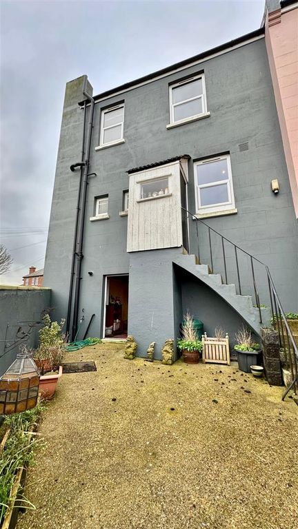 Property photo 3 of 33