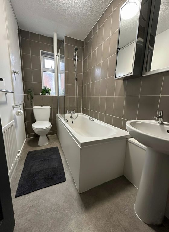 Property photo 3 of 7 Bathroom