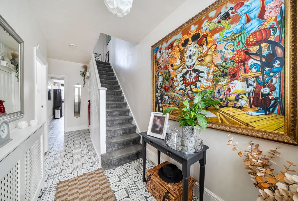 Property photo 2 of 20 Entrance Hall