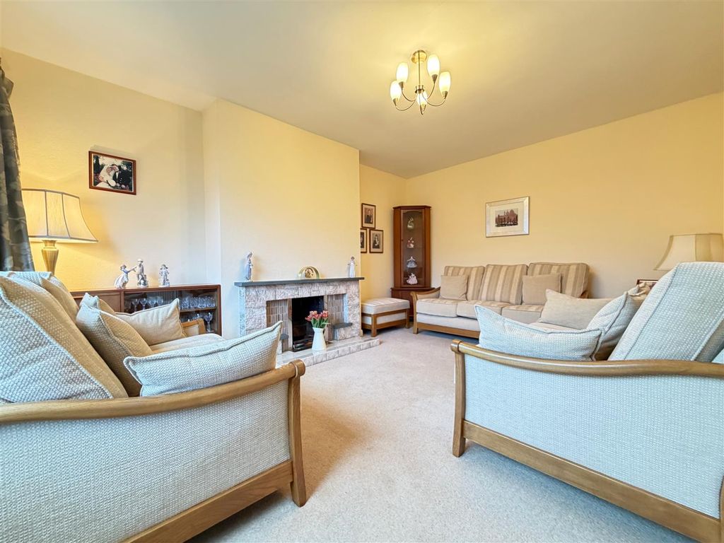 Property photo 3 of 19 Lounge