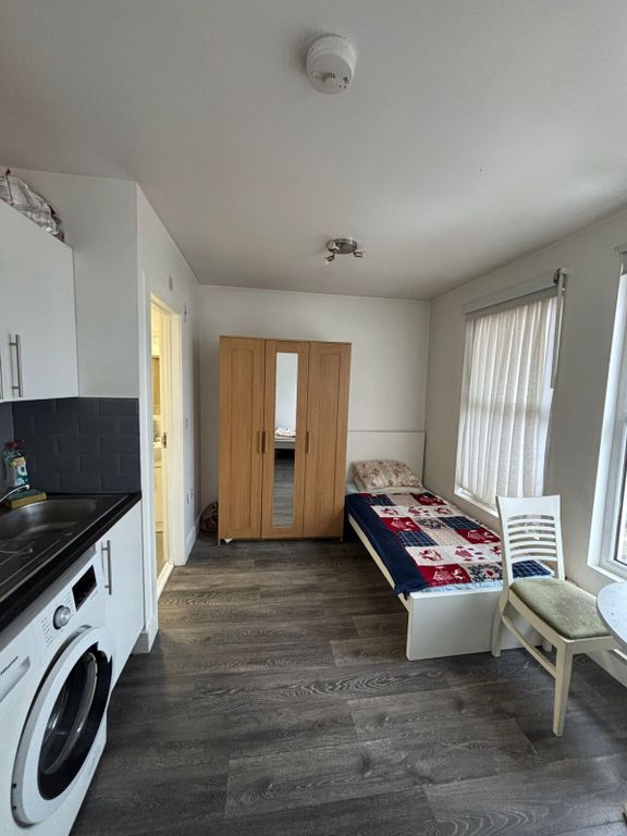 Property photo 1 of 5 A Second Floor Spacious Studio In N8