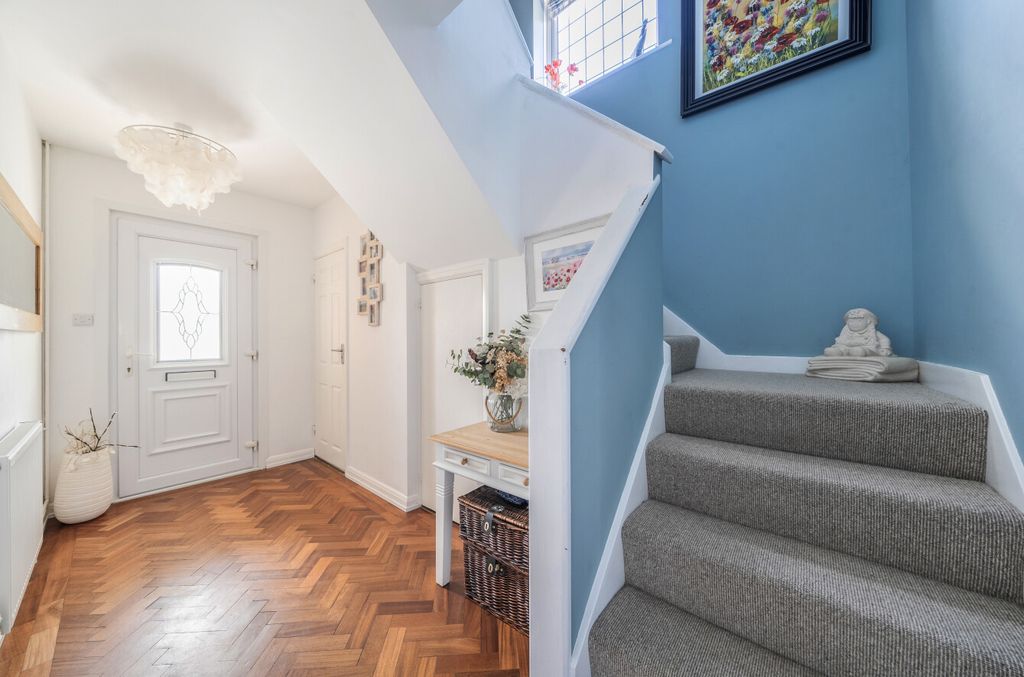 Property photo 2 of 11 1472145-15-6A287d...