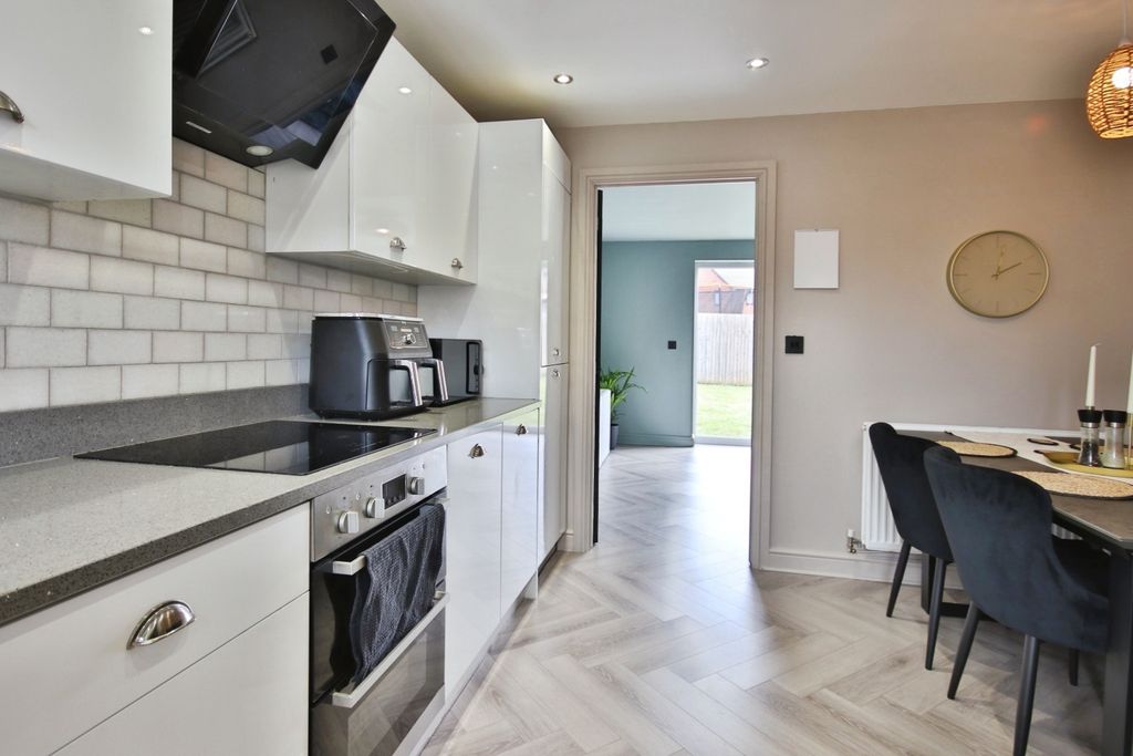 Property photo 2 of 18 3721116