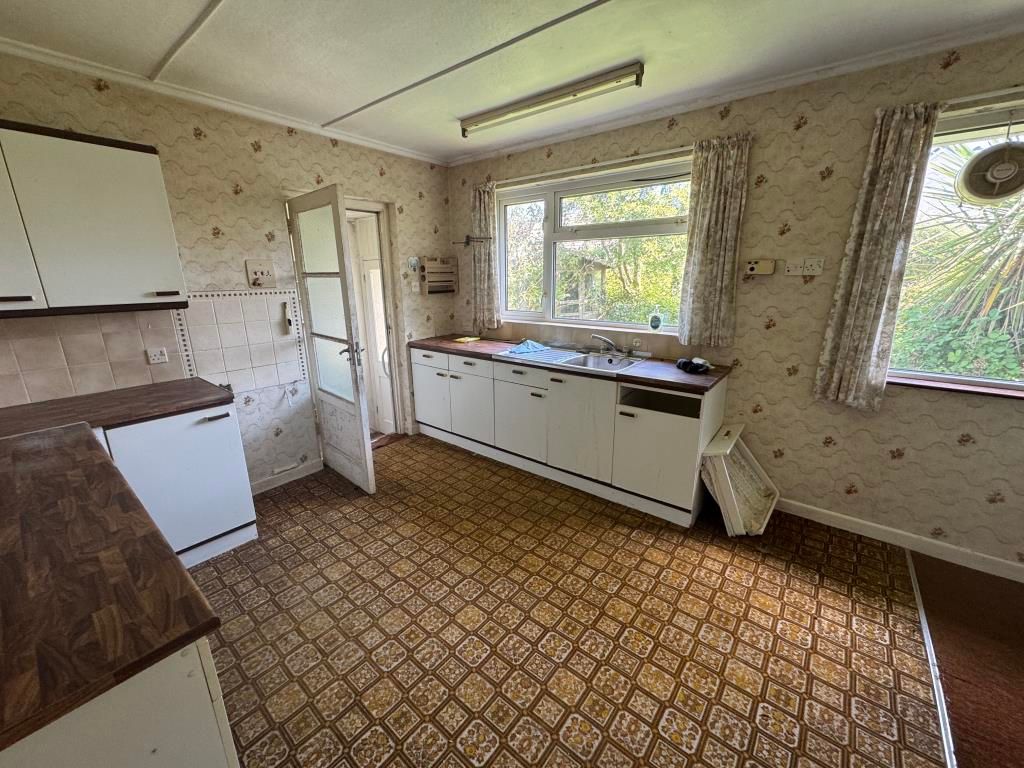 Property photo 3 of 8 Kitchen