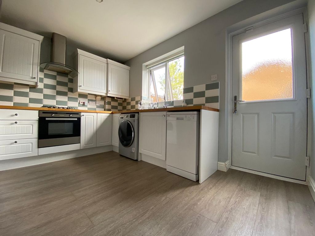 Property photo 2 of 10 Kitchen