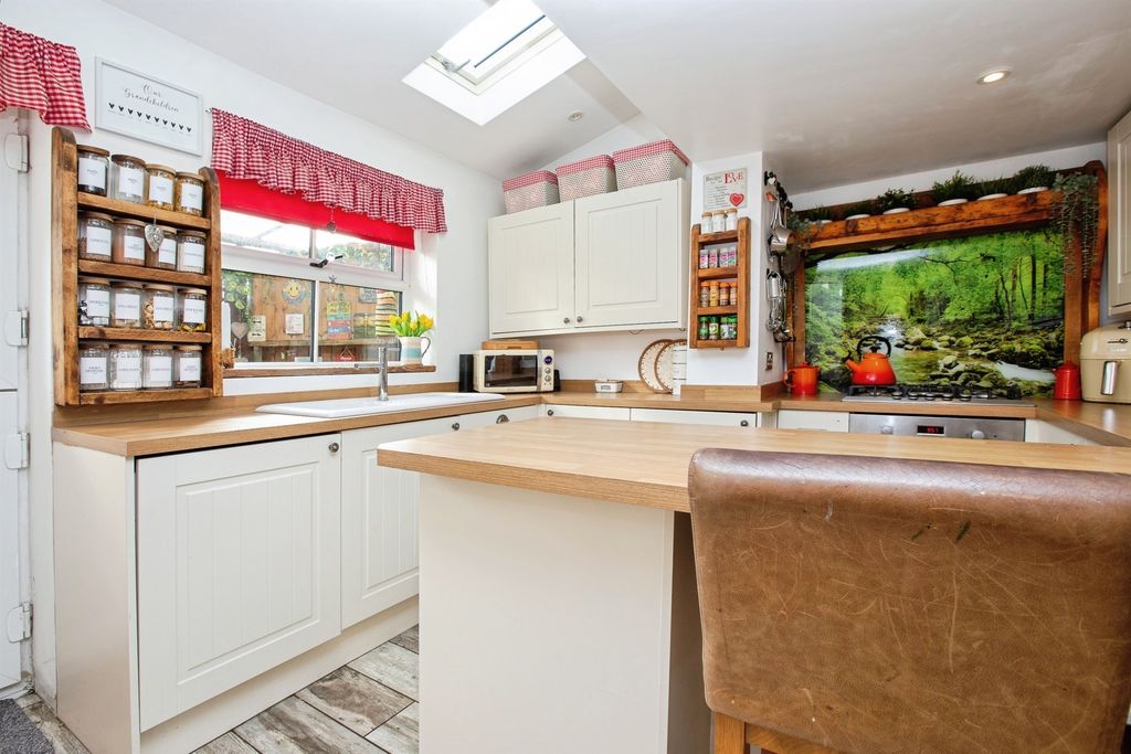 Property photo 2 of 28