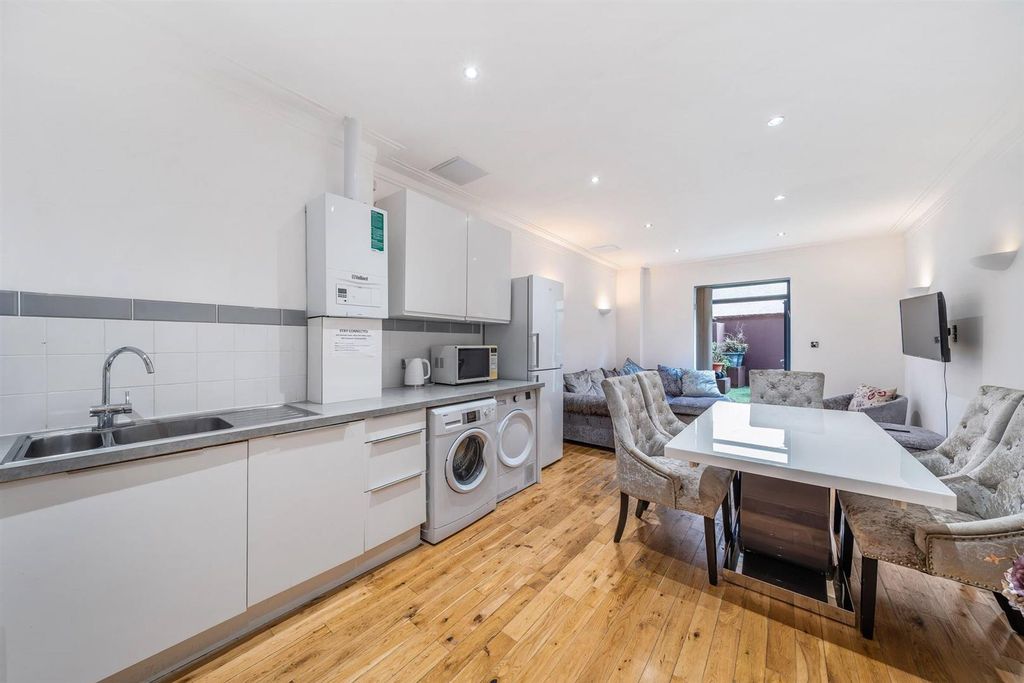 Property photo 2 of 14 Cubit Street 5.Jpg