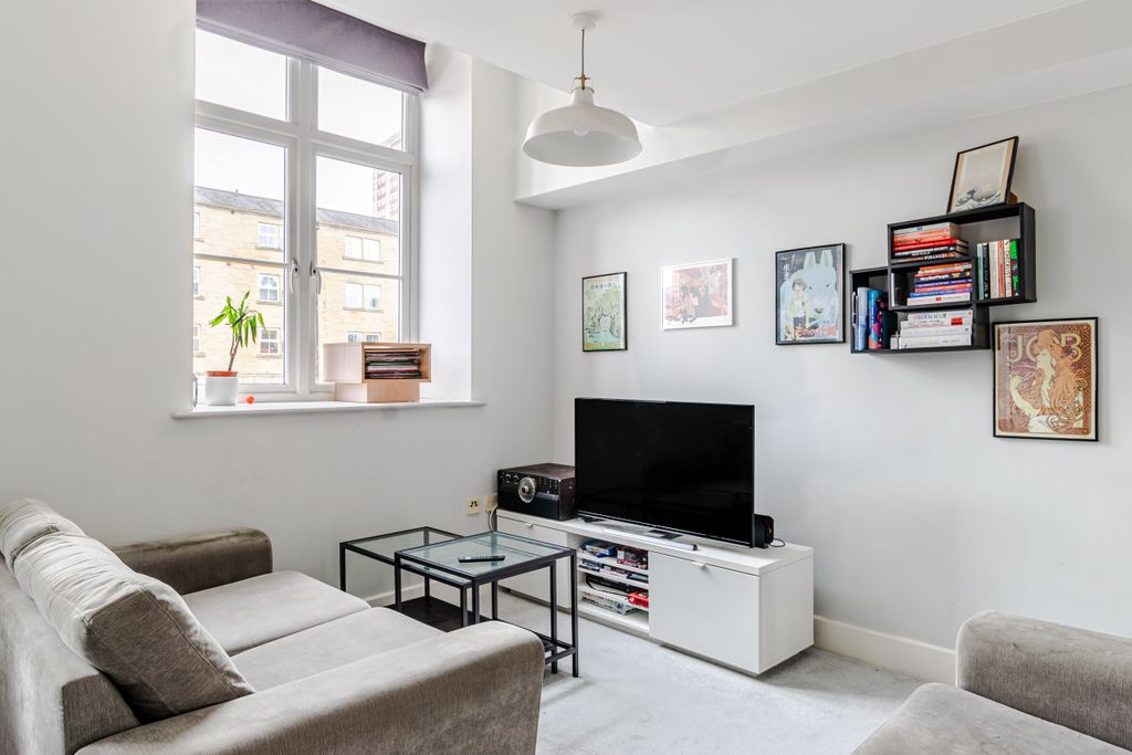 Property photo 3 of 23 Living2