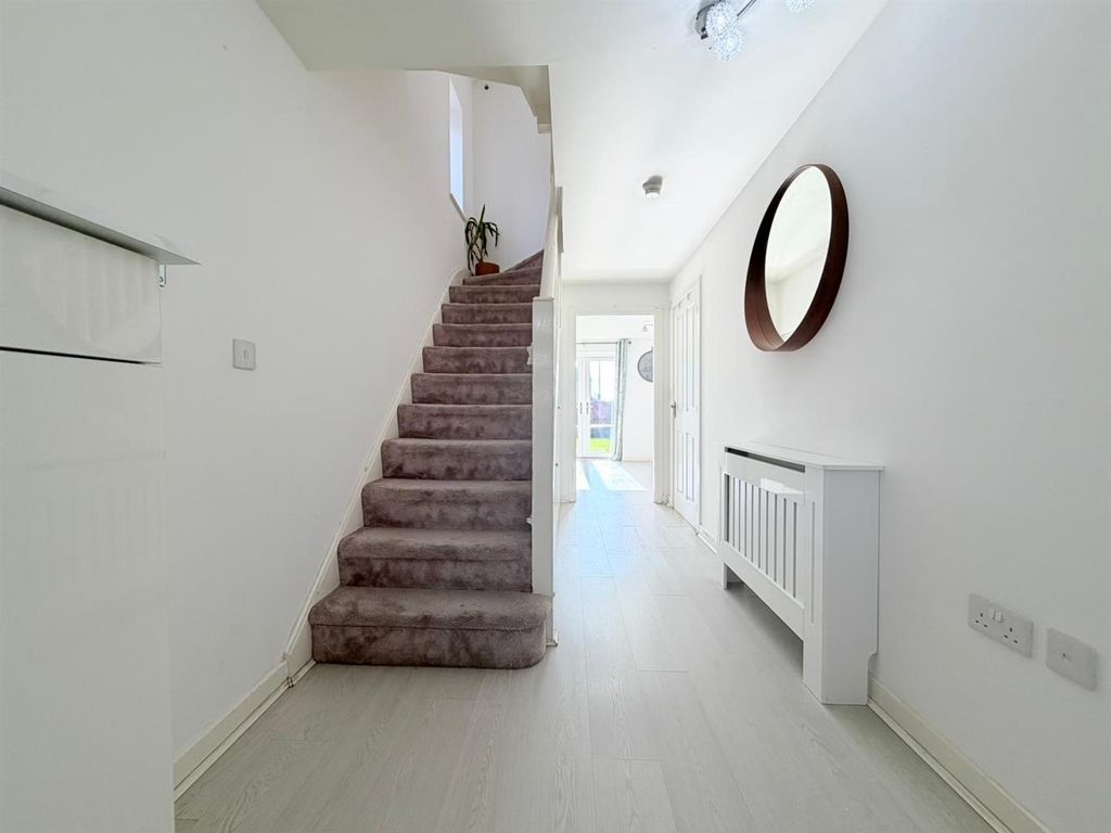 Property photo 3 of 18 Hallway.Jpeg