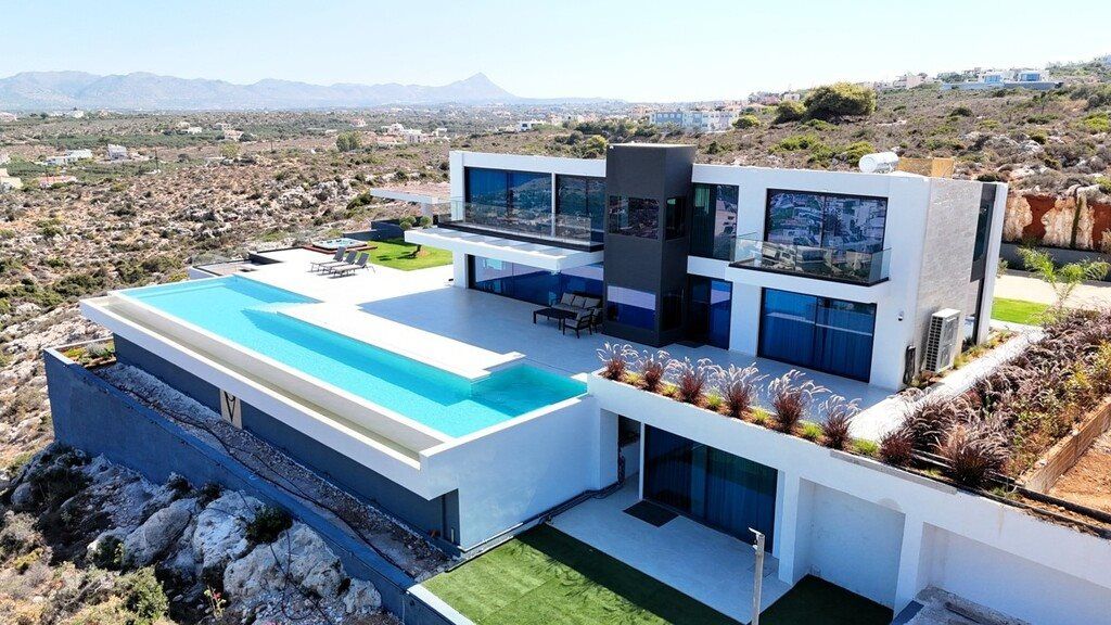 Property photo 1 of 24 For Sale Villa 420 m² In Crete