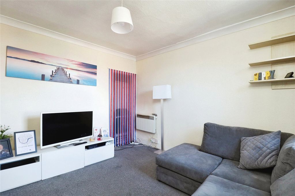 Property photo 3 of 13 Lounge