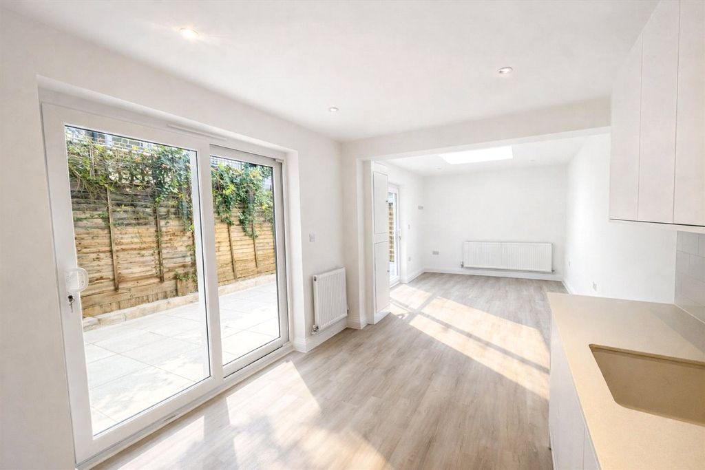 Property photo 3 of 8 Picture No. 12