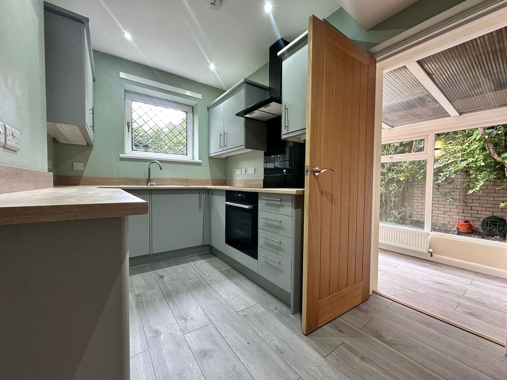 Property photo 3 of 10 Kitchen