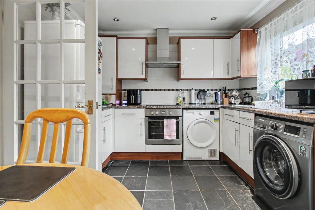 Property photo 3 of 17 Kitchen