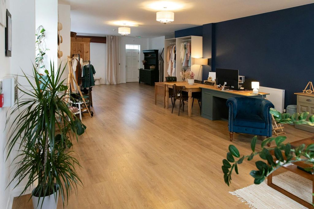 Property photo 3 of 4 Unit A, 1 Crown Gate (9 Of 7).Jpg