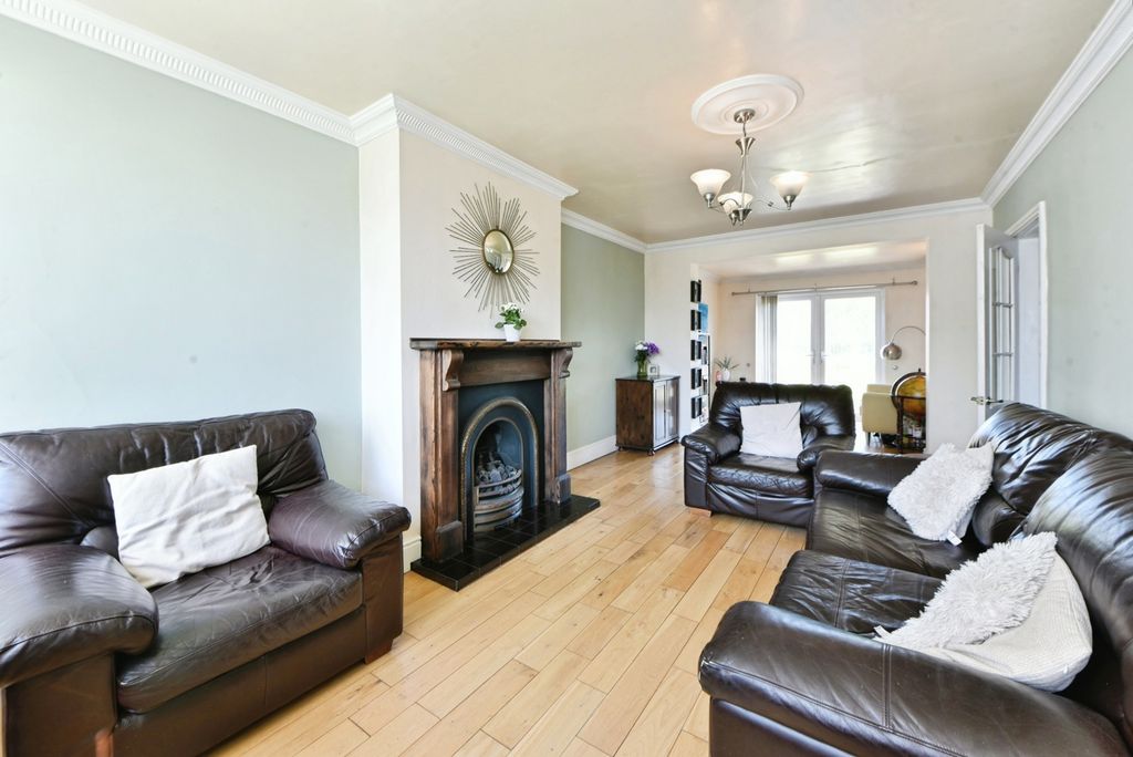 Property photo 2 of 17 Lounge