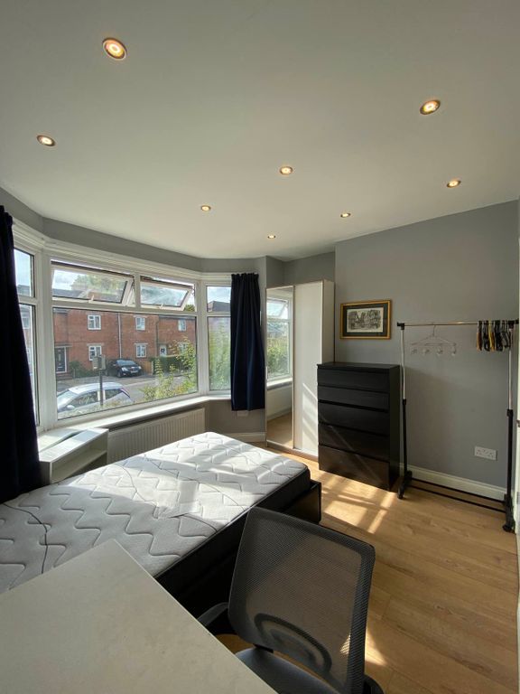 Property photo 1 of 8 Room E, 130 Broadlands Rd - 4