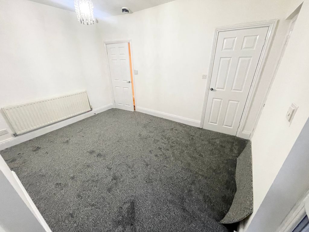 Property photo 3 of 18 Back Lounge