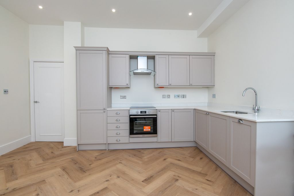 Property photo 2 of 16 004