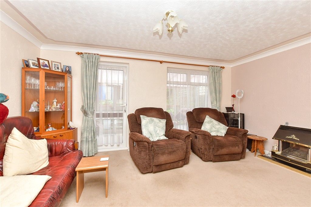 Property photo 2 of 9 Lounge