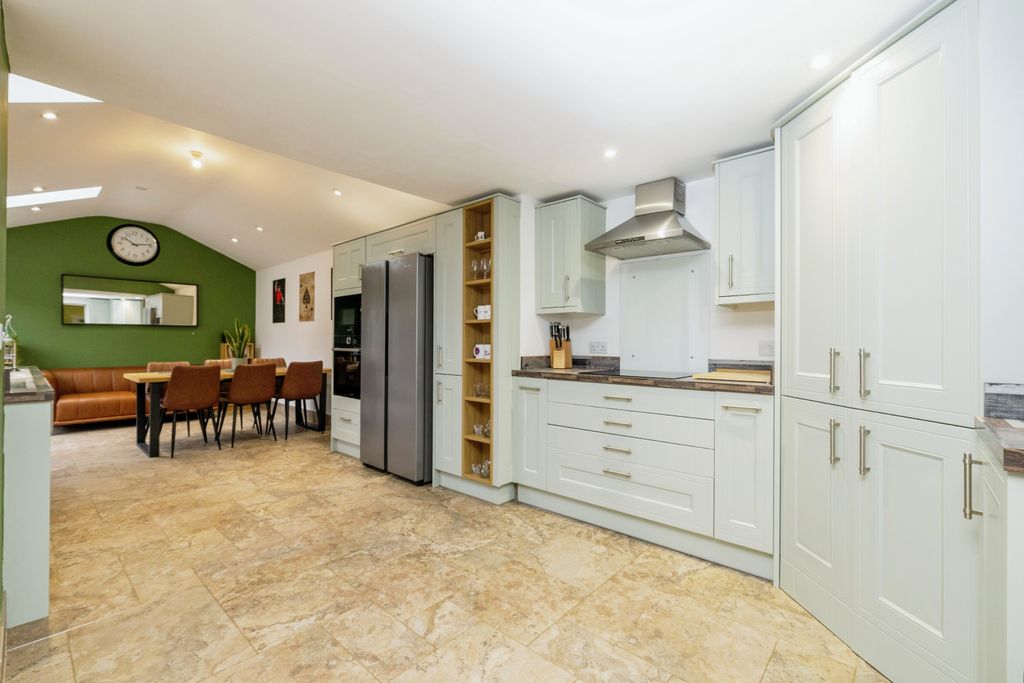 Property photo 2 of 19 Kitchen