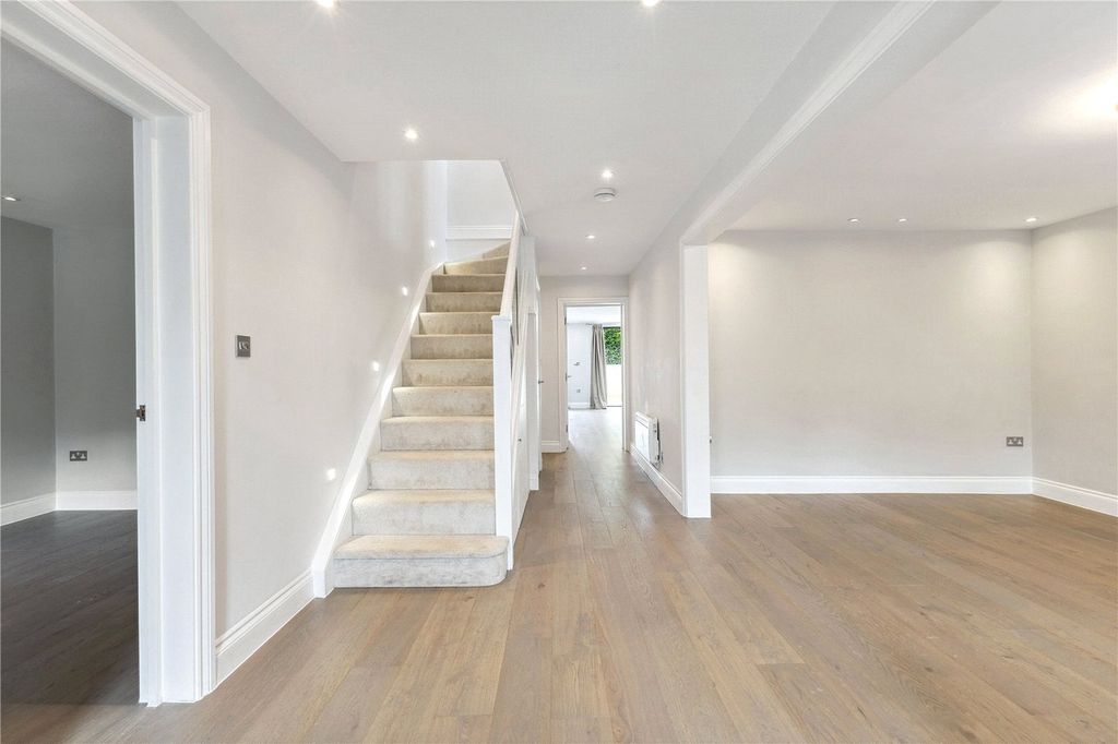 Property photo 2 of 12 Entrance Hall