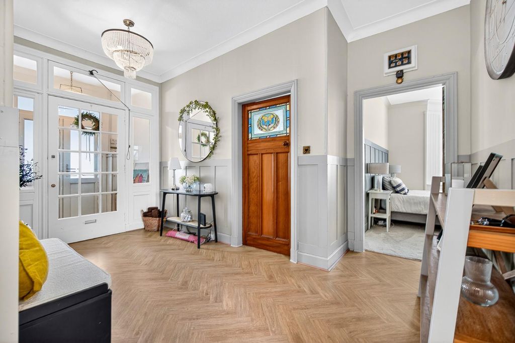 Property photo 3 of 30 6_1 Gogoside Drive, Largs _05.Jpg