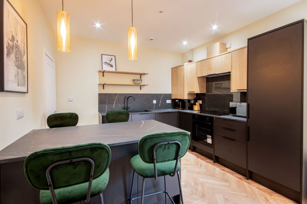 Property photo 1 of 10 Kitchen 4