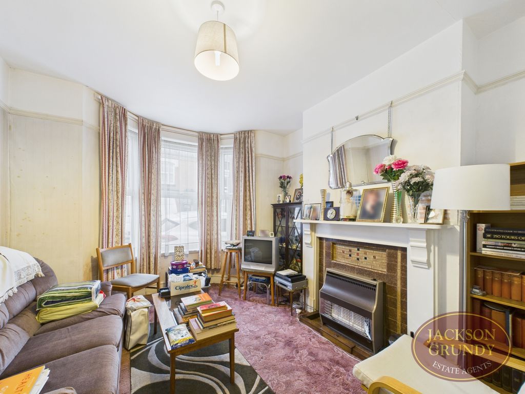 Property photo 2 of 11 Wycliffe Road