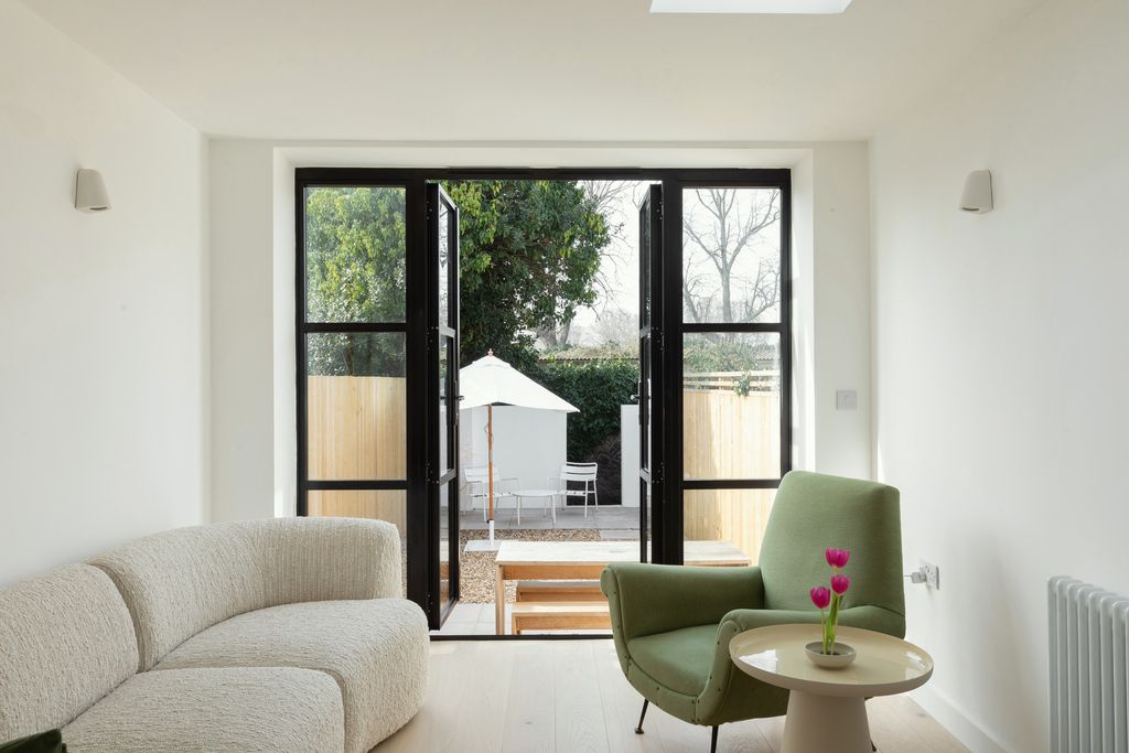 Property photo 2 of 33 333865 - Rf-67-Blenheim-Road-Deal-022.Jpg