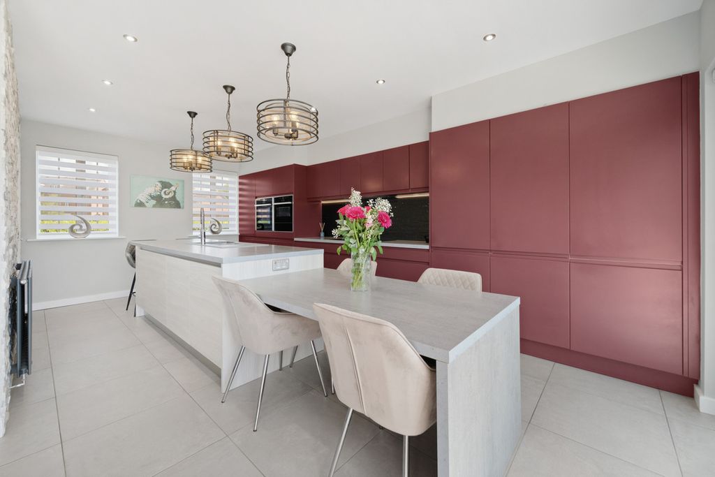 Property photo 2 of 28