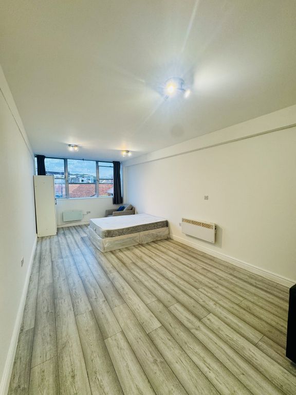 Property photo 1 of 5 1 Bed Studio To Rent Brigstock Road, Croydon Cr7