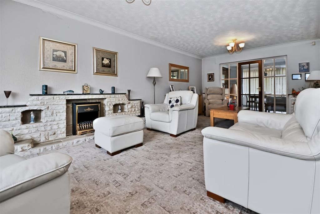 Property photo 3 of 34 33 Meynell Drive Lounge (2).Jpg