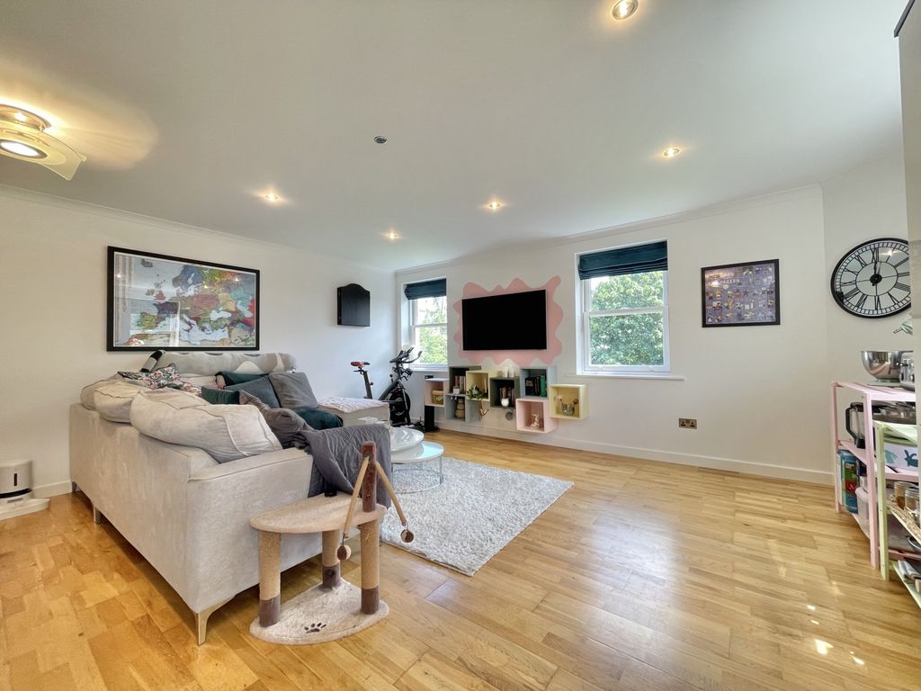 Property photo 3 of 16 Photo 8
