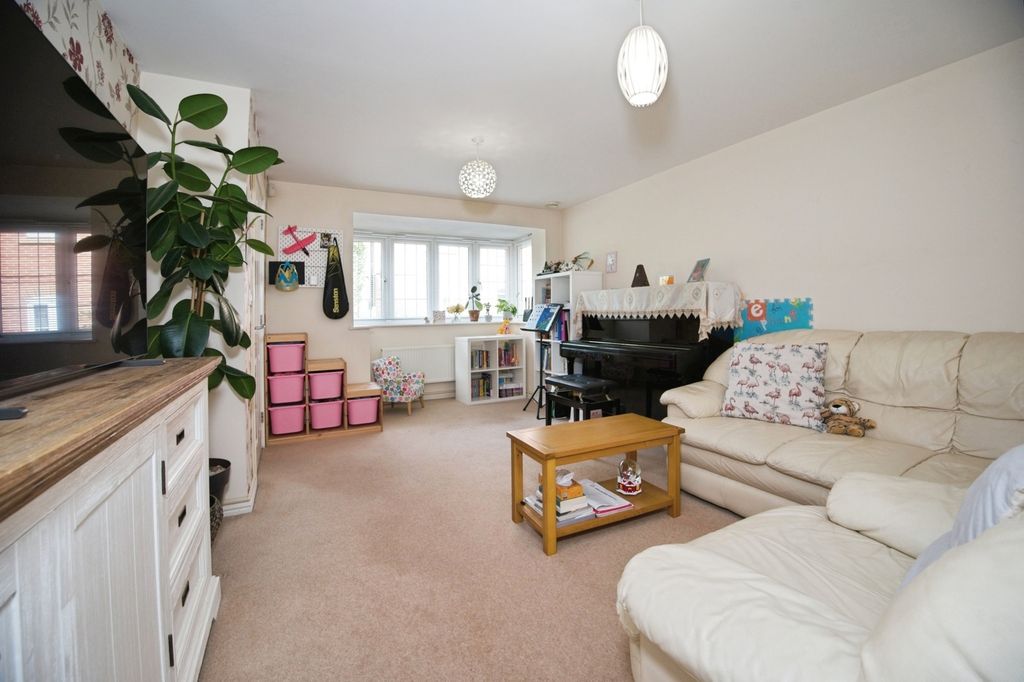 Property photo 3 of 21 Lounge