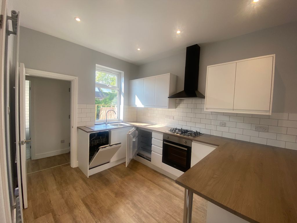 Property photo 1 of 16 Modern Fitted Kitchen