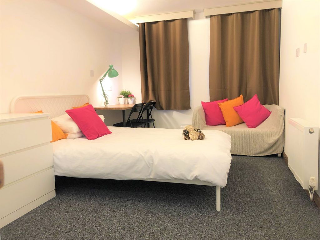 Property photo 1 of 14 A Cozy Single Bedroom Featuring A Neatly Made Bed ...