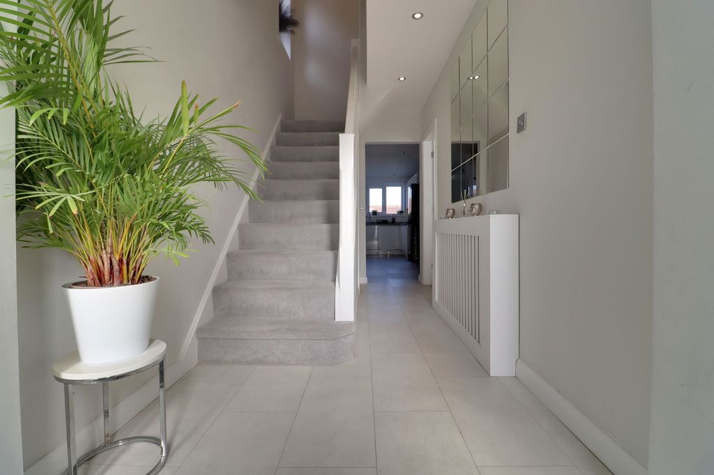 Property photo 2 of 27