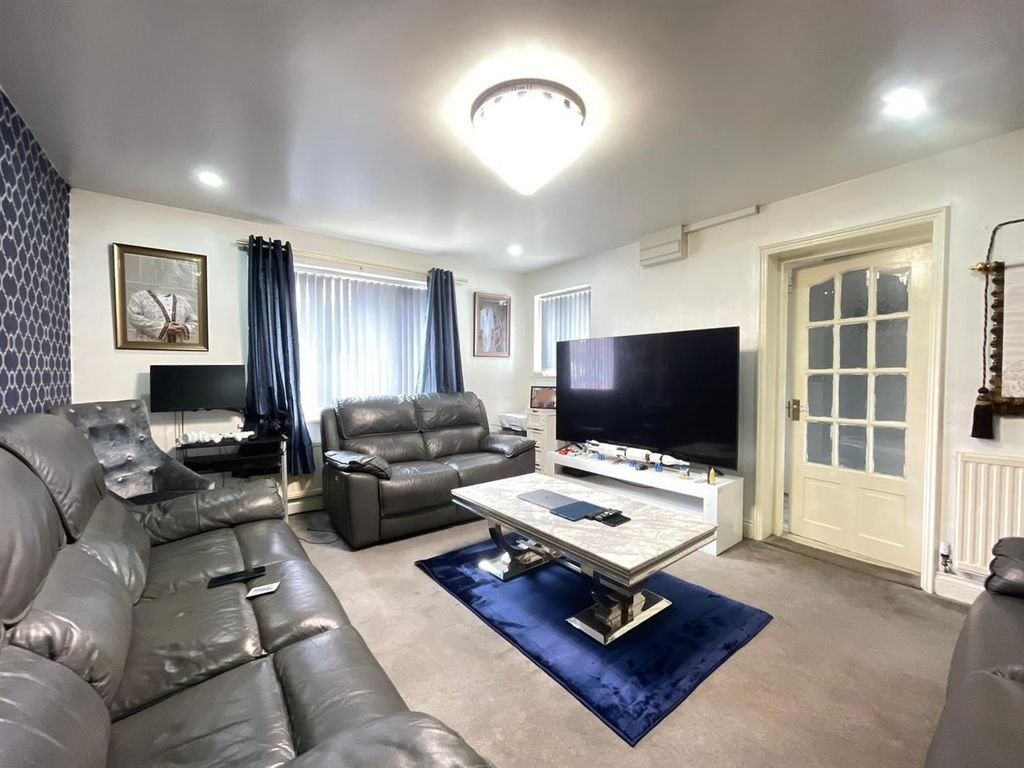 Property photo 2 of 14 Lounge