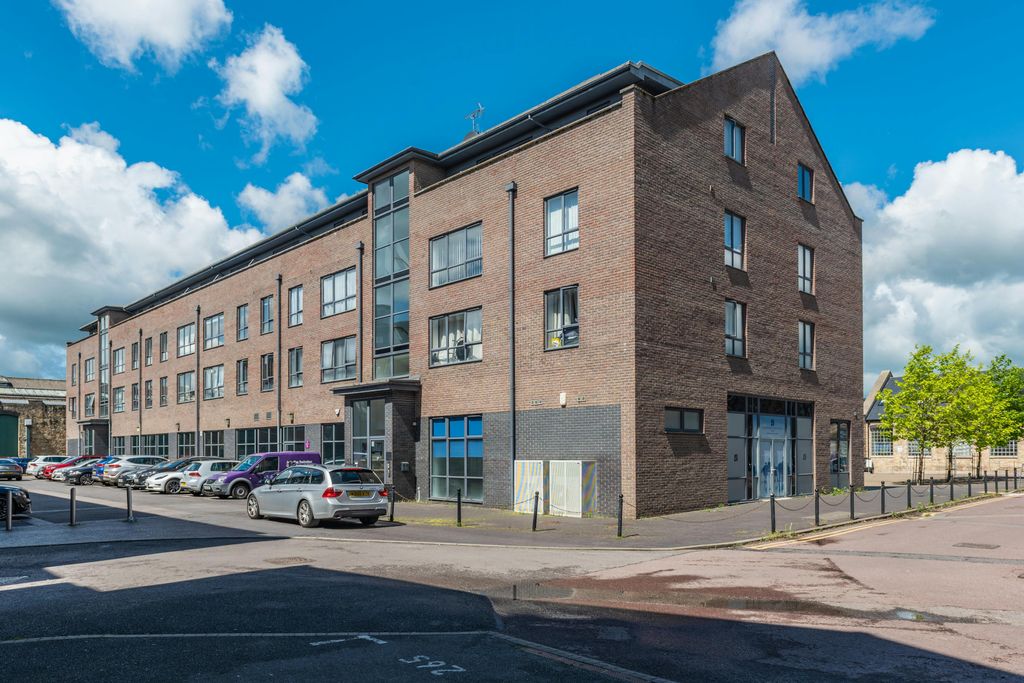 Property photo 1 of 11 Priam House Swindon27.Jpg