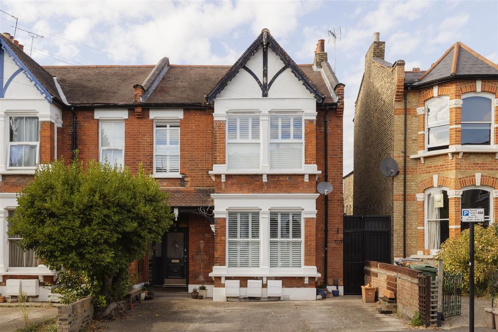 Property photo 1 of 30 Chadwick Road, E11