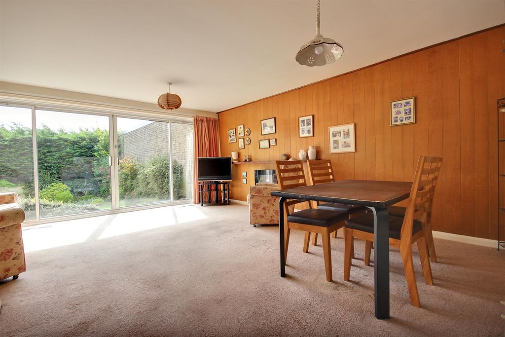 Property photo 3 of 14 Priory Close (12).Jpg