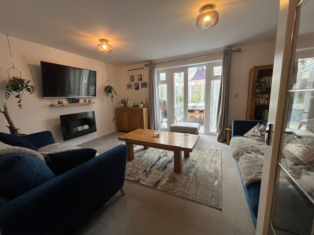 Property photo 3 of 19 Lounge