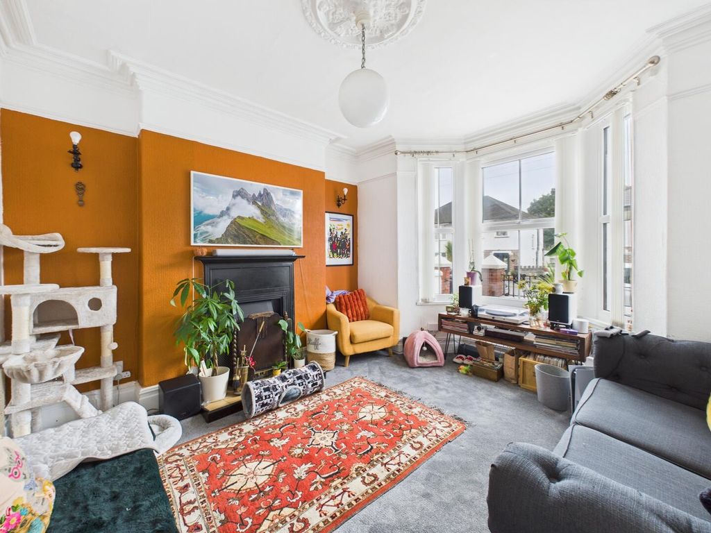 Property photo 3 of 17 Living Room