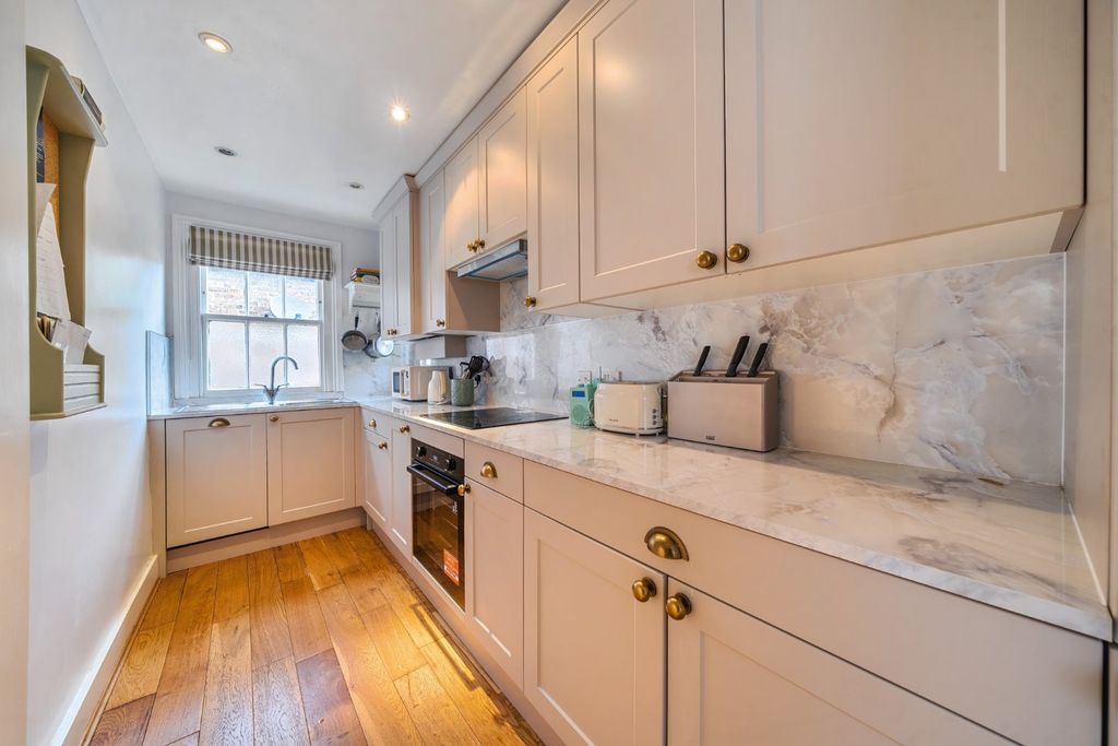Property photo 3 of 19 Kitchen