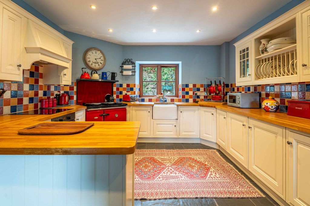 Property photo 3 of 95