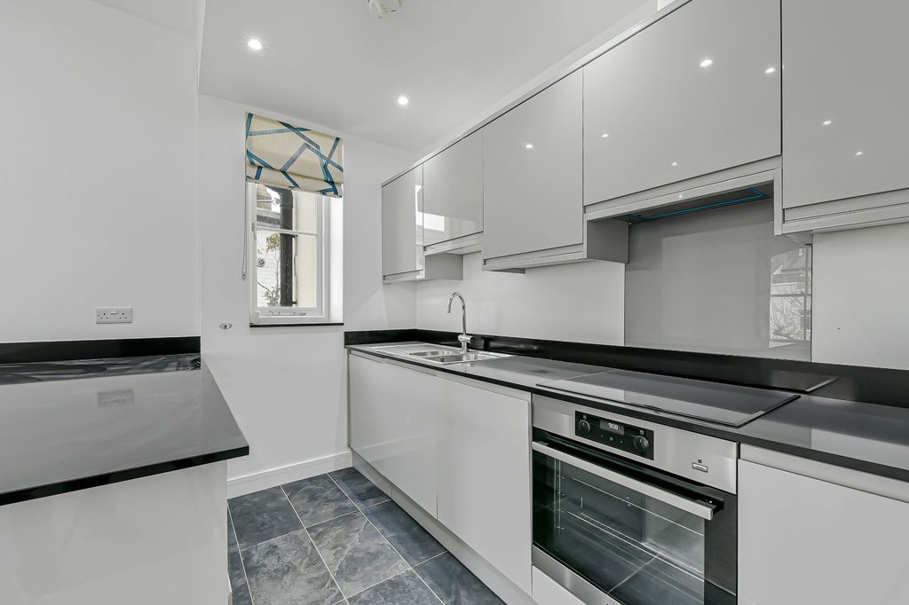 Property photo 2 of 21