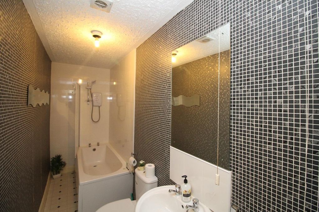 Property photo 3 of 26 6 Wellside Drive 12.Jpg